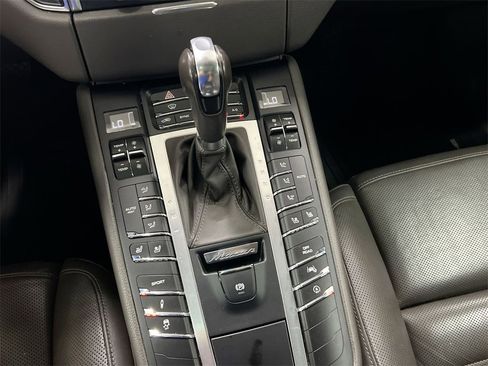 Used 2017 Porsche Macan Turbo image 16
