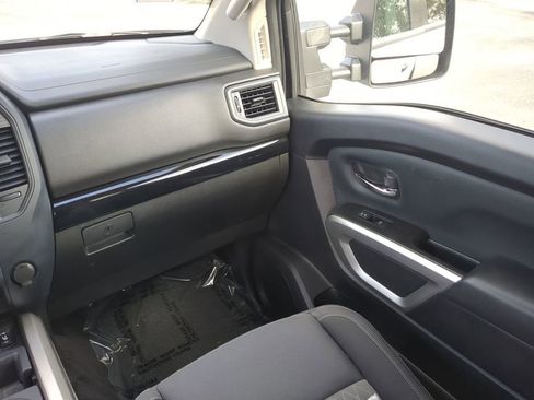 Used 2024 Nissan Titan SV w/ SV Convenience Package image 17