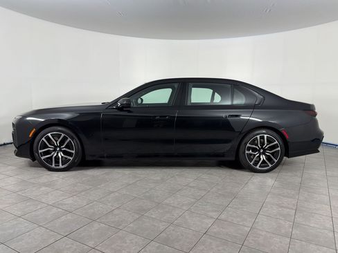 Used 2024 BMW 740i w/ Premium Package 2 RWD image 2