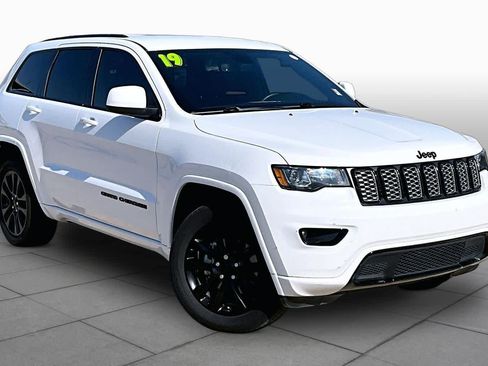 Used 2019 Jeep Grand Cherokee Altitude RWD image 3
