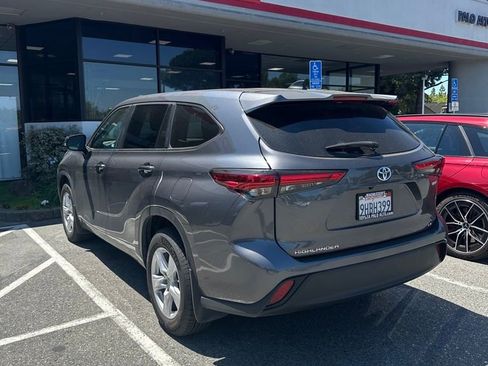 Used 2023 Toyota Highlander LE AWD/4WD image 2