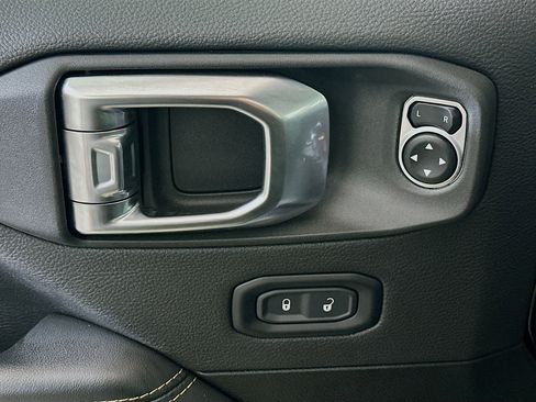 Used 2025 Jeep Wrangler Unlimited Sahara w/ Safety Group AWD/4WD image 15