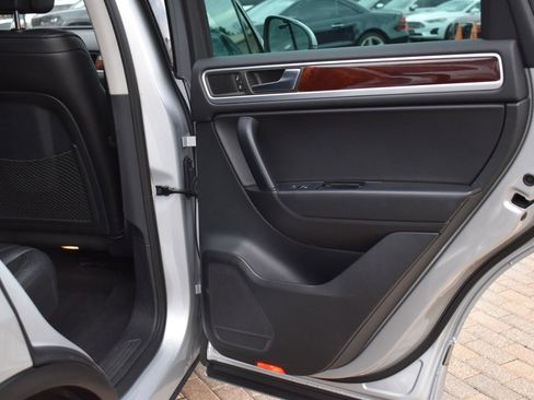 Used 2012 Volkswagen Touareg Sport image 37
