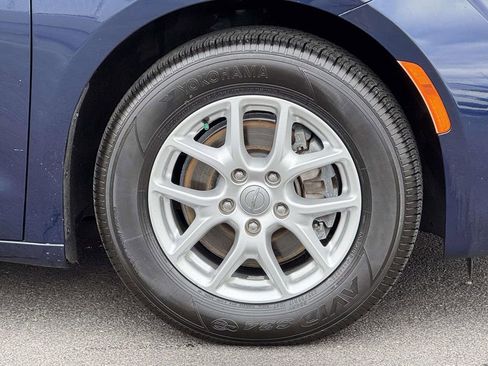 Used 2017 Chrysler Pacifica Touring image 11