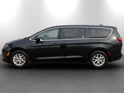 Used 2023 Chrysler Voyager LX image 10