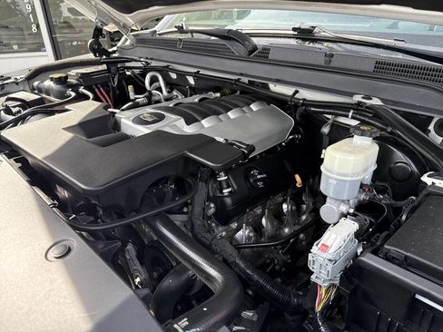 Used 2018 Cadillac Escalade Luxury AWD/4WD image 12