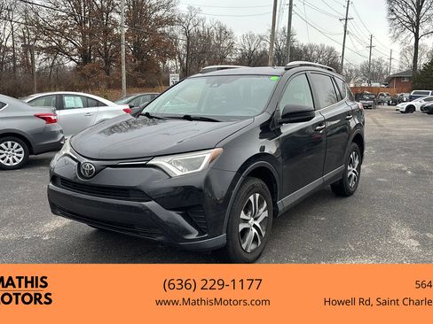 Used 2018 Toyota RAV4 LE image 1