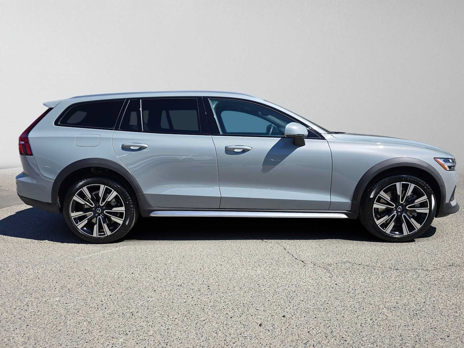 Used 2026 Volvo V60 B5 Cross Country Ultra w/ Climate Package AWD/4WD image 2