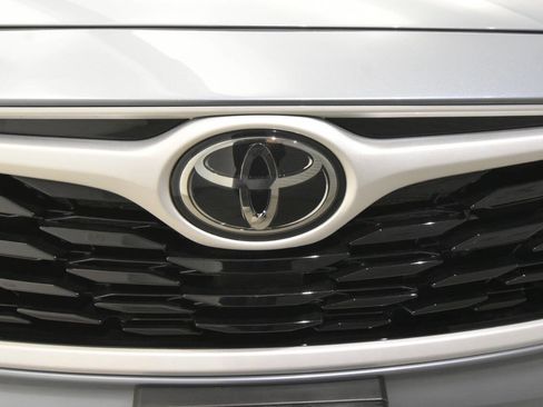 Used 2024 Toyota Highlander XLE image 9