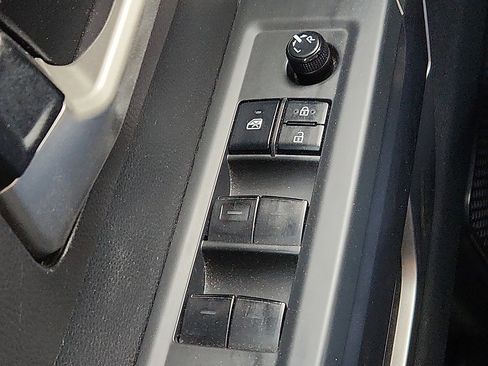Used 2022 Toyota Tundra SR5 w/ SR5 Convenience Package AWD/4WD image 17