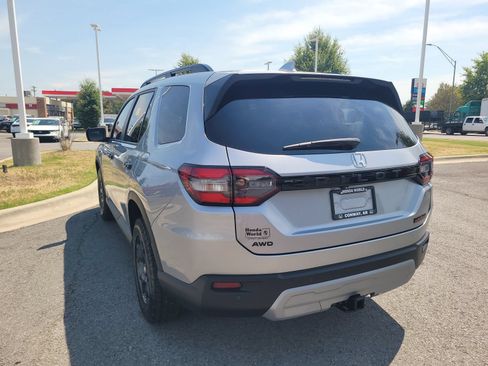 Used 2025 Honda Pilot TrailSport image 5
