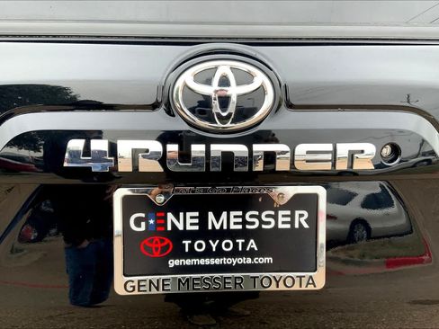 Used 2018 Toyota 4Runner SR5 Premium RWD image 30