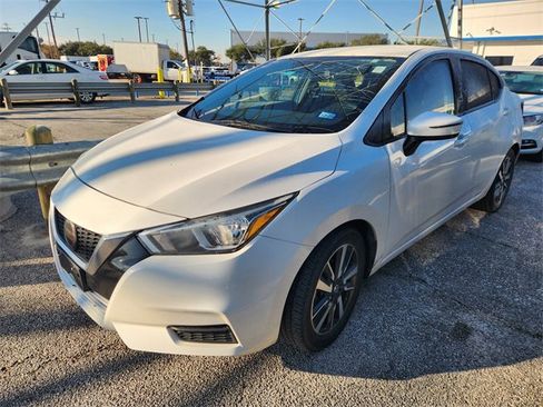 Used 2021 Nissan Versa SV image 3