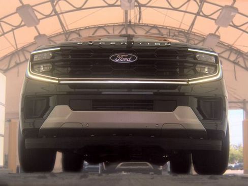 Used 2025 Ford Expedition Platinum AWD/4WD image 4