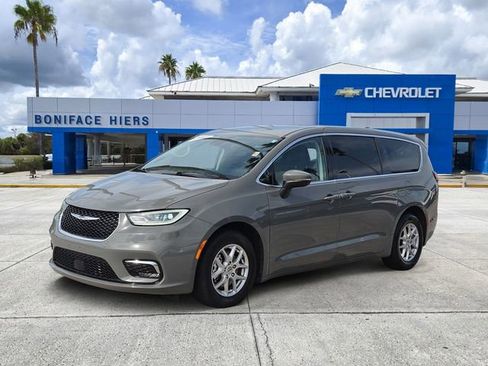 Used 2023 Chrysler Pacifica Touring-L FWD image 2