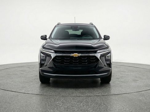 Used 2025 Chevrolet Trax LT FWD image 2