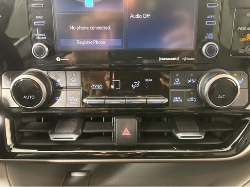 Used 2022 Toyota Highlander XLE image 29