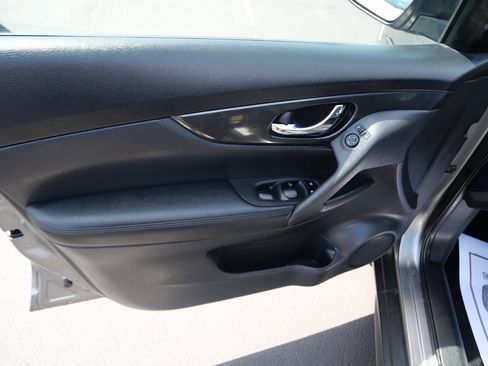 Used 2018 Nissan Rogue SV FWD image 16