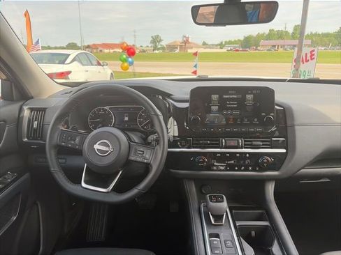 Used 2025 Nissan Pathfinder SL AWD/4WD image 14