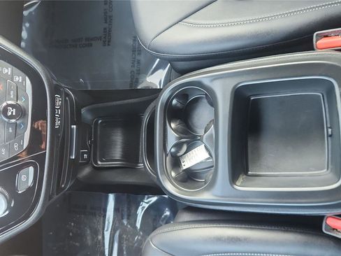 Used 2025 Chrysler Pacifica Select image 16