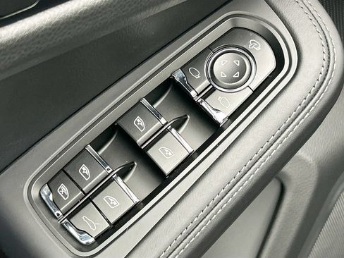 Used 2026 Porsche Macan AWD/4WD image 24