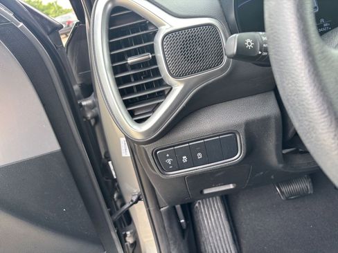 Used 2025 Kia Soul LX w/ LX Technology Package FWD image 32