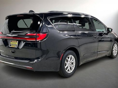 Used 2022 Chrysler Pacifica Touring-L image 5