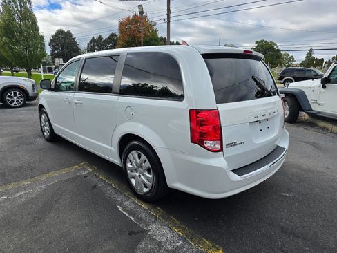 Used 2018 Dodge Grand Caravan SE w/ UConnect Hands-Free Group image 5