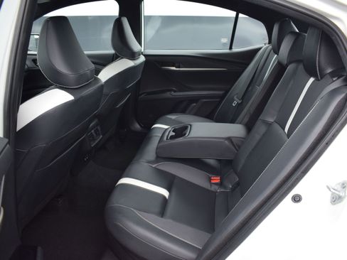 Used 2025 Toyota Camry SE image 12