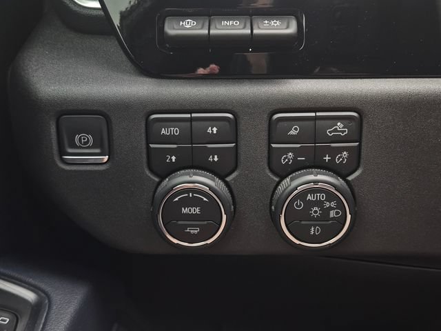 Used 2023 Chevrolet Silverado 1500 High Country w/ High Country Premium Package AWD/4WD image 27
