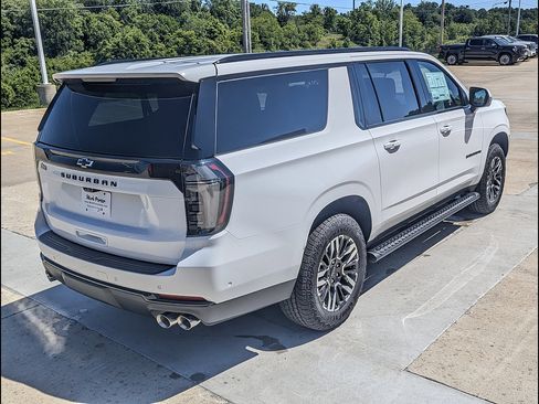 New 2026 Chevrolet Suburban Z71 w/ Z71 Off-Road Package AWD/4WD image 7
