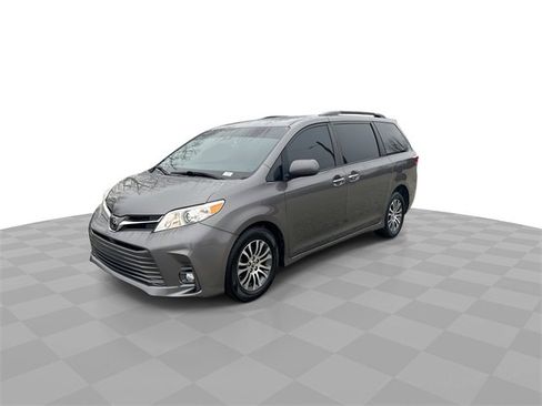Used 2020 Toyota Sienna XLE image 4