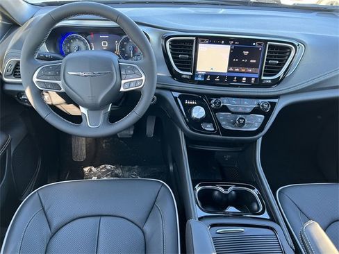 New 2026 Chrysler Pacifica Limited w/ Trailer Tow Group image 3