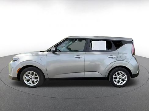 Used 2025 Kia Soul LX w/ LX Technology Package FWD image 9