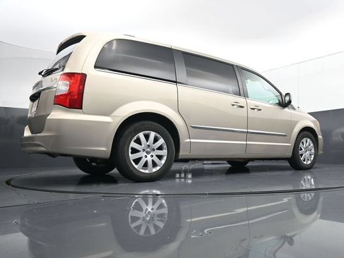 Used 2014 Chrysler Town & Country Touring FWD image 31