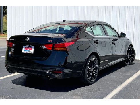 Used 2024 Nissan Altima 2.5 SR FWD image 11