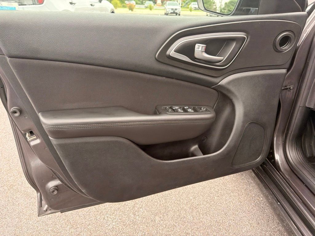 Used 2015 Chrysler 200 Limited w/ Convenience Group FWD image 11
