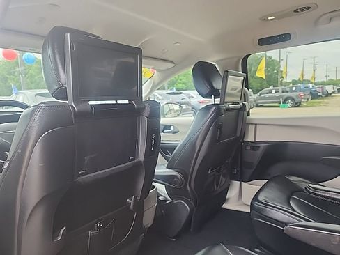 Used 2022 Chrysler Pacifica Touring-L w/ Uconnect Theater Family Group FWD image 38