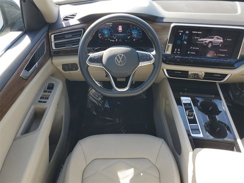 Certified 2025 Volkswagen Atlas SE image 17