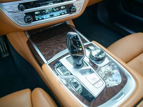 Used 2020 BMW 750i xDrive image 26