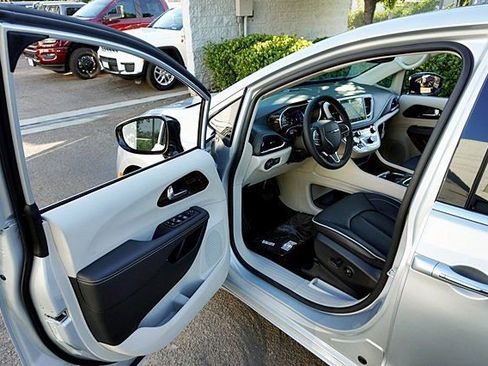 New 2023 Chrysler Pacifica Limited image 47