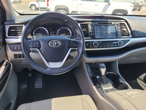 Used 2017 Toyota Highlander XLE AWD/4WD image 19