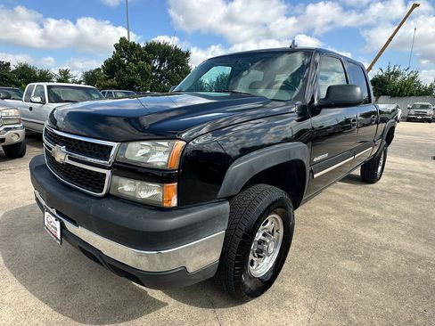 Used 2006 Chevrolet Silverado 2500 LT w/ Onstar Plus Package AWD/4WD image 9