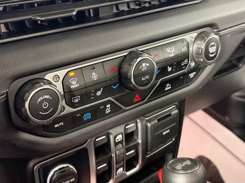 Used 2025 Jeep Wrangler Unlimited Sahara image 15