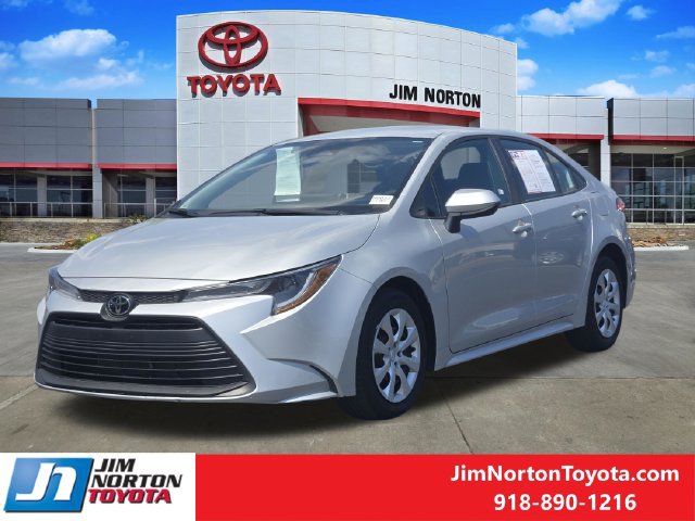 Used 2025 Toyota Corolla LE FWD image 3