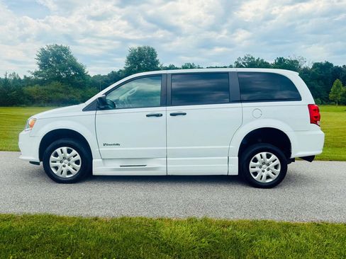 Used 2019 Dodge Grand Caravan SE FWD image 3