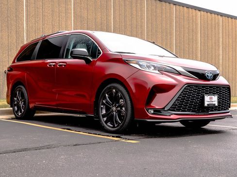 Used 2024 Toyota Sienna XSE FWD image 2