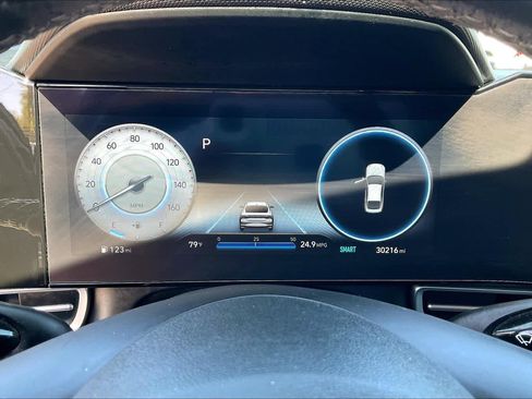 Used 2021 Hyundai Elantra Limited FWD image 26