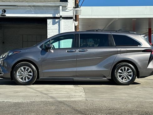 Used 2024 Toyota Sienna XLE image 7