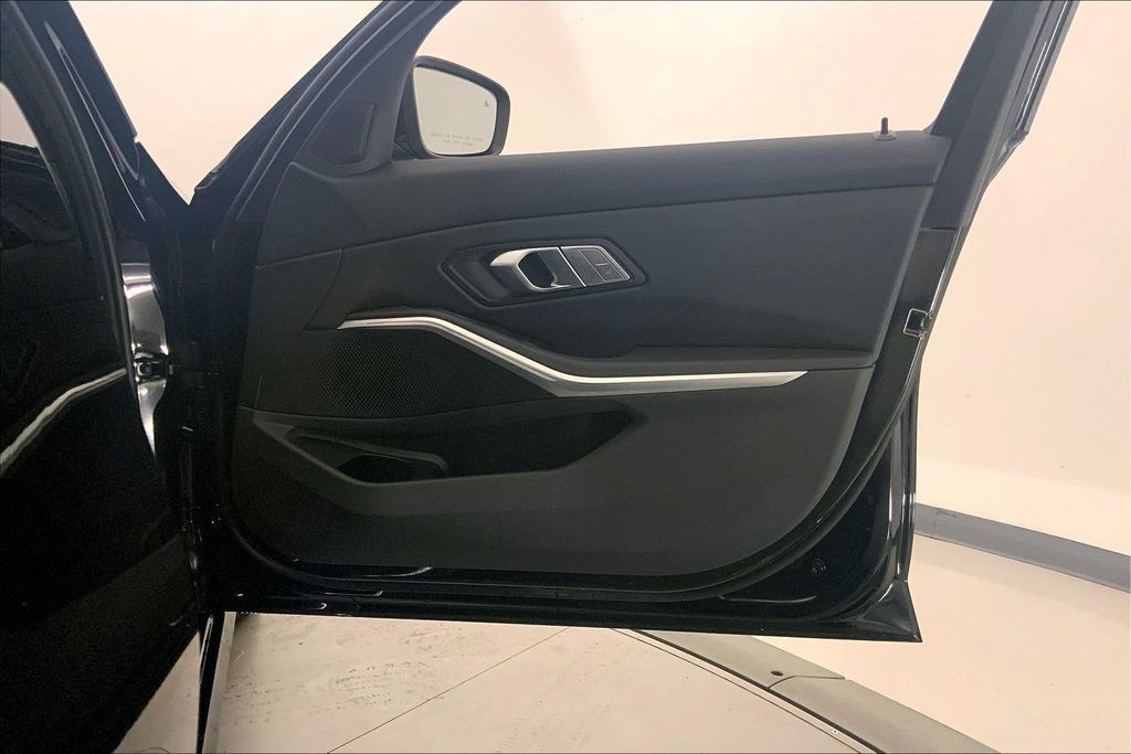 Certified 2025 BMW 330i xDrive Sedan w/ Premium Package AWD/4WD image 25